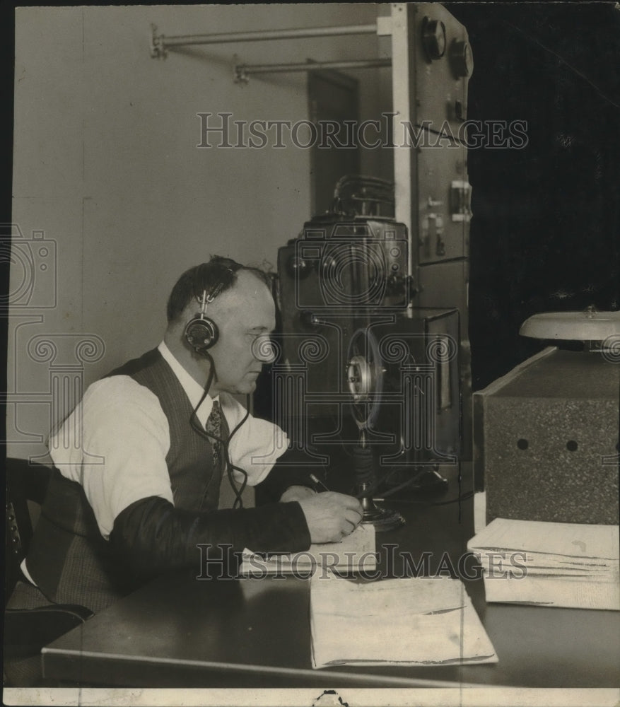 1960 Press Photo Alvin Buechner Chief Operator and Dispatcher Milwaukee Police - Historic Images