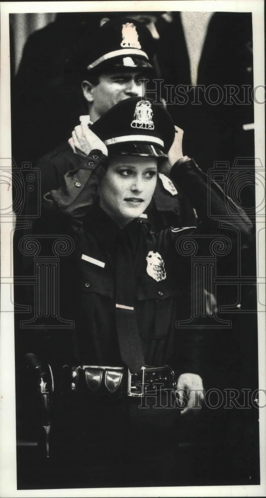 1991 Press Photo Officer Linda Moon Milwaukee Safety Academy Graduation Ceremony - Historic Images