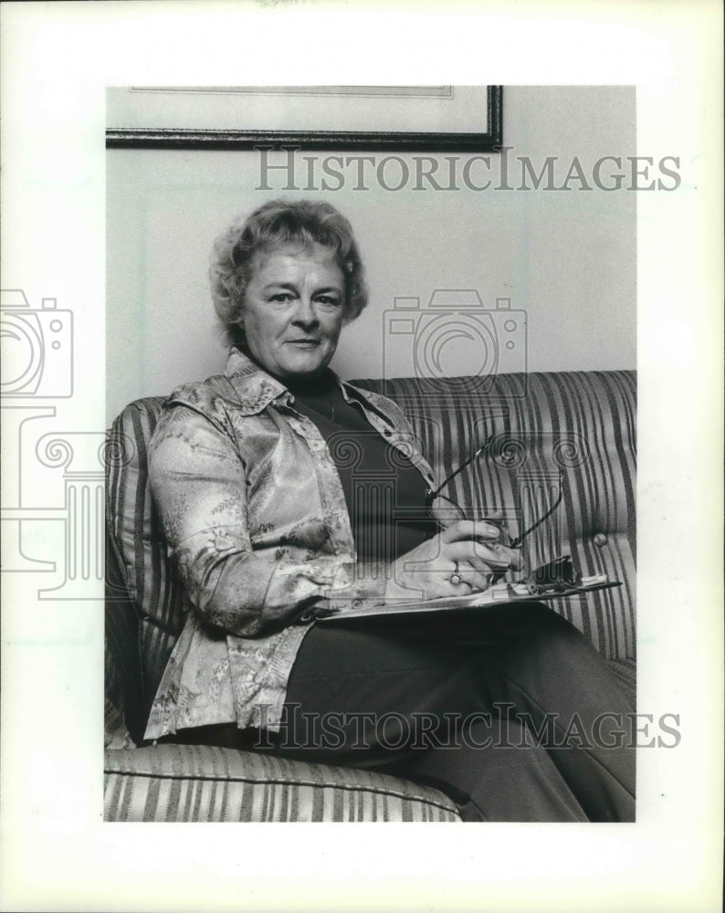 1983 Press Photo Wisconsin novelist Daphne Grueschow works on a novel - Historic Images