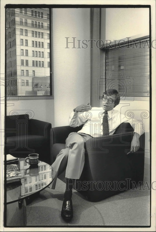 1984 Press Photo George Mitchell, commission chairman, quality Milwaukee schools - Historic Images