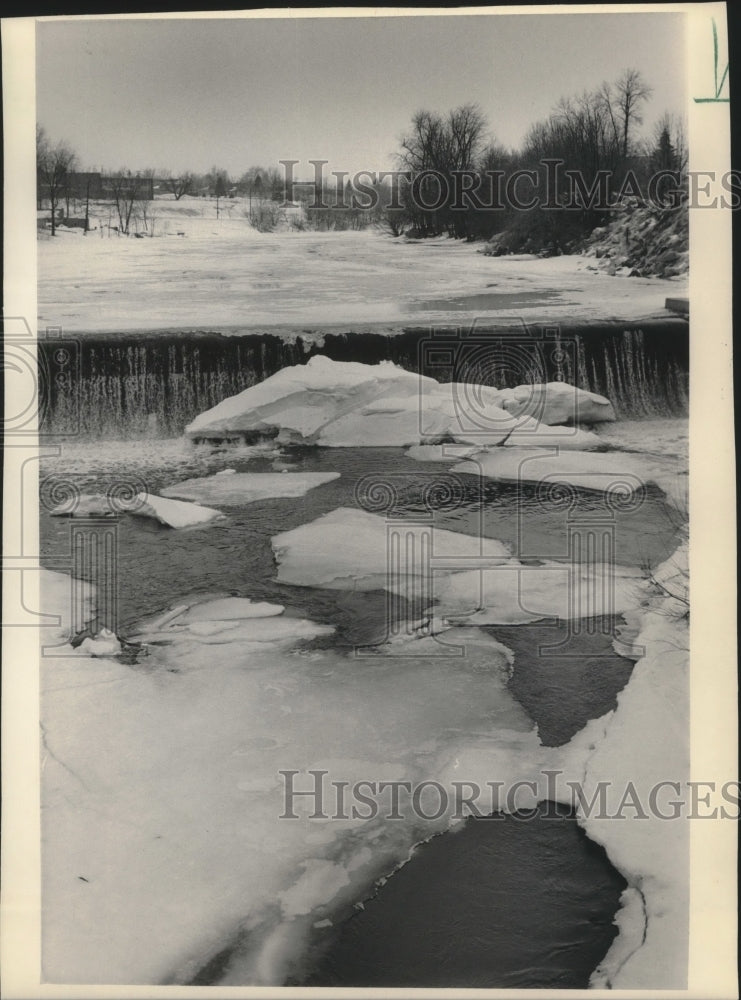 1985 Ice broke on the Milwaukee River in West Bend near a small dam-Historic Images