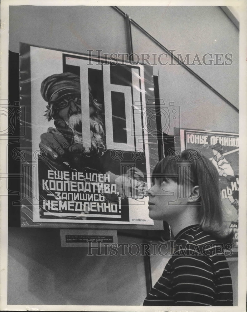 1967 Press Photo Mrs. Patricia Messner librarian, looking at exhibit, Milwaukee. - Historic Images