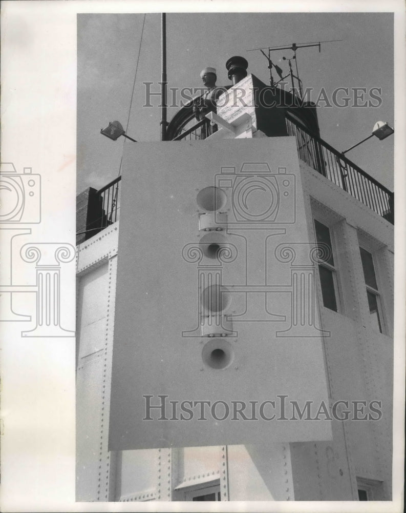 1965 Press Photo Donald Jenquin above fog whistle at Milwaukee Harbor - Historic Images