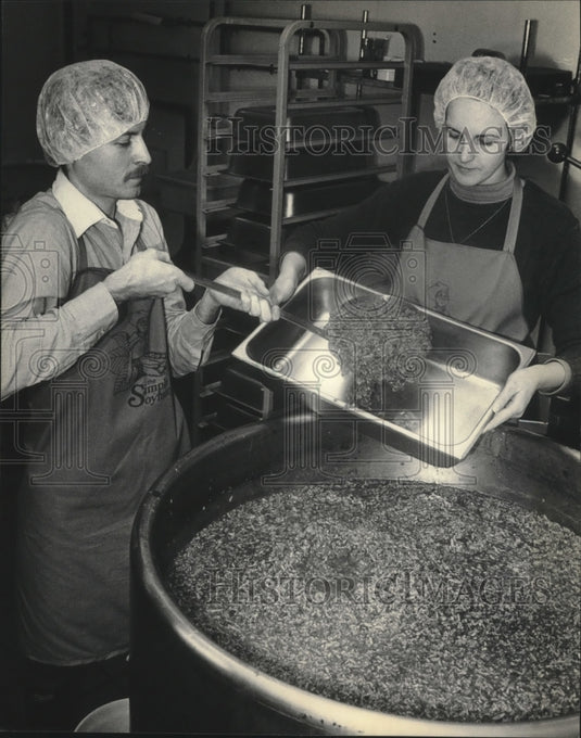 1986 Press Photo Jay & Barbara Gruenwald mix Sloppy Joes, Milwaukee - mjb50115 - Historic Images