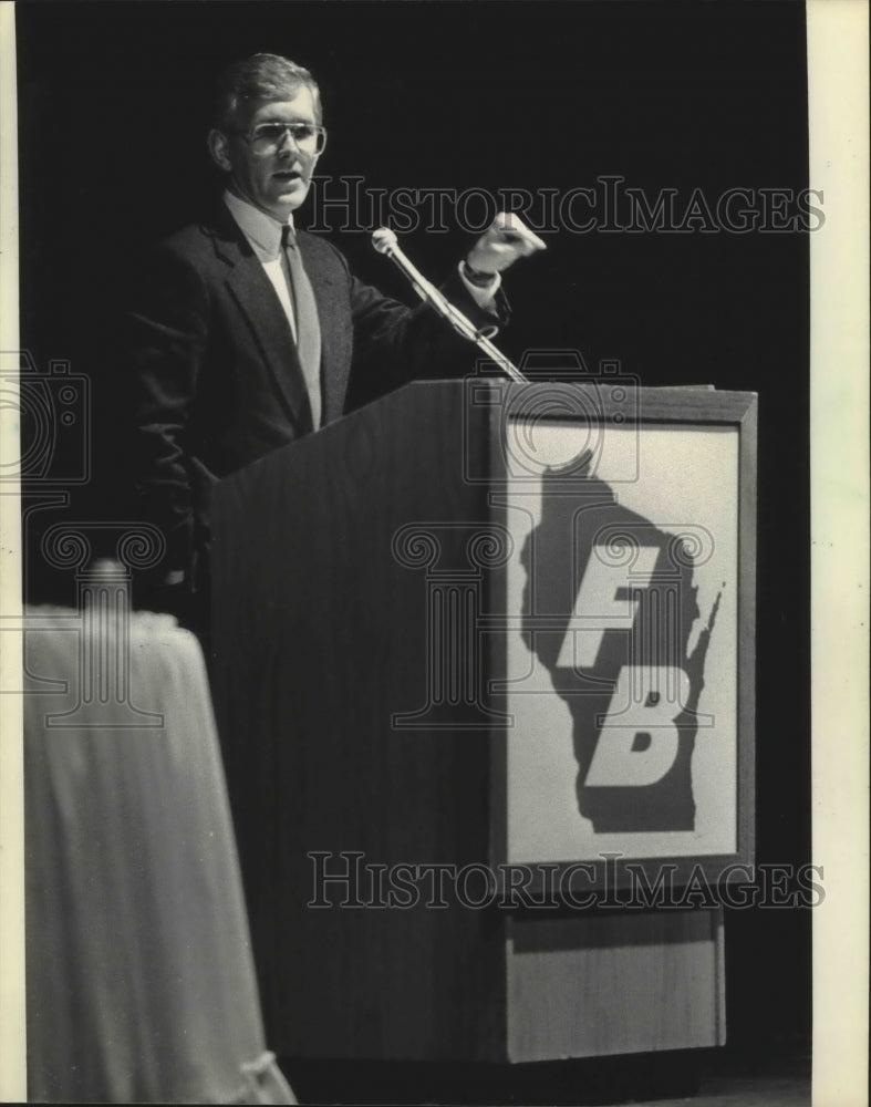 1986 Press Photo Representative Steven Gunderson at Madison farm rally - Historic Images