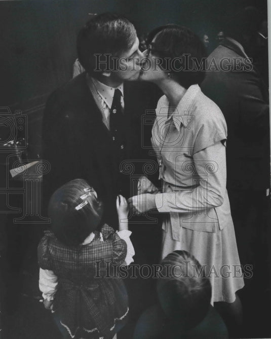 1976 Press Photo Michael D. Guolee is sworn in as a Milwaukee County Judge. - Historic Images