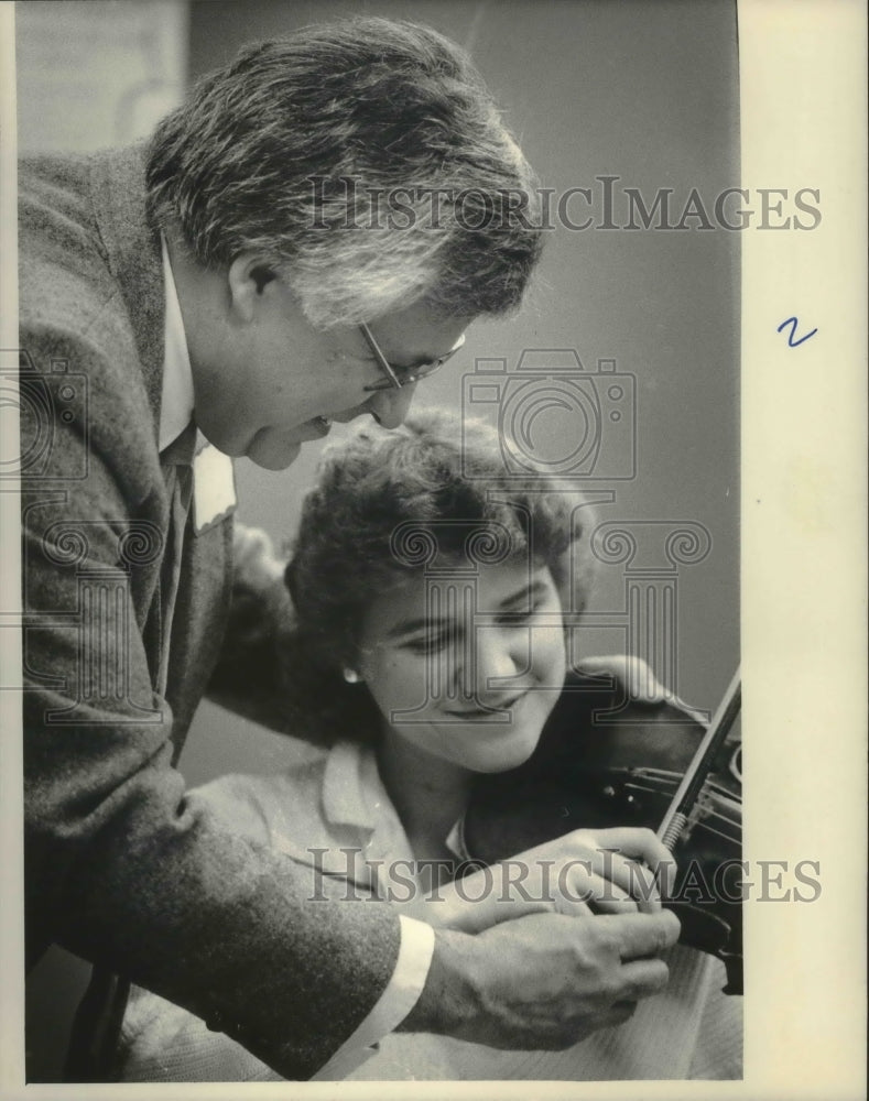 1986 Press Photo Jerry Horner helps Lauri Berg at Milwaukee High School of Arts - Historic Images