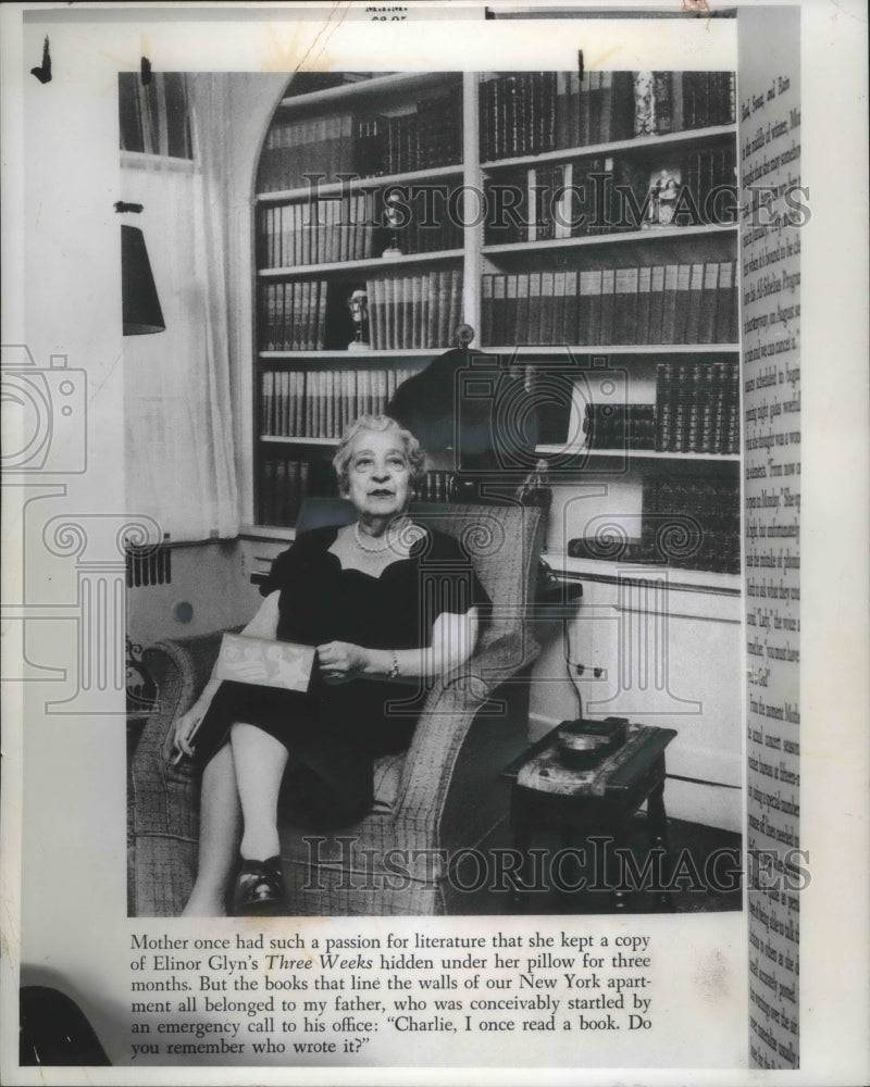 1960 Press Photo Minnie Guggenheimer in library surrounded by books, New York-Historic Images