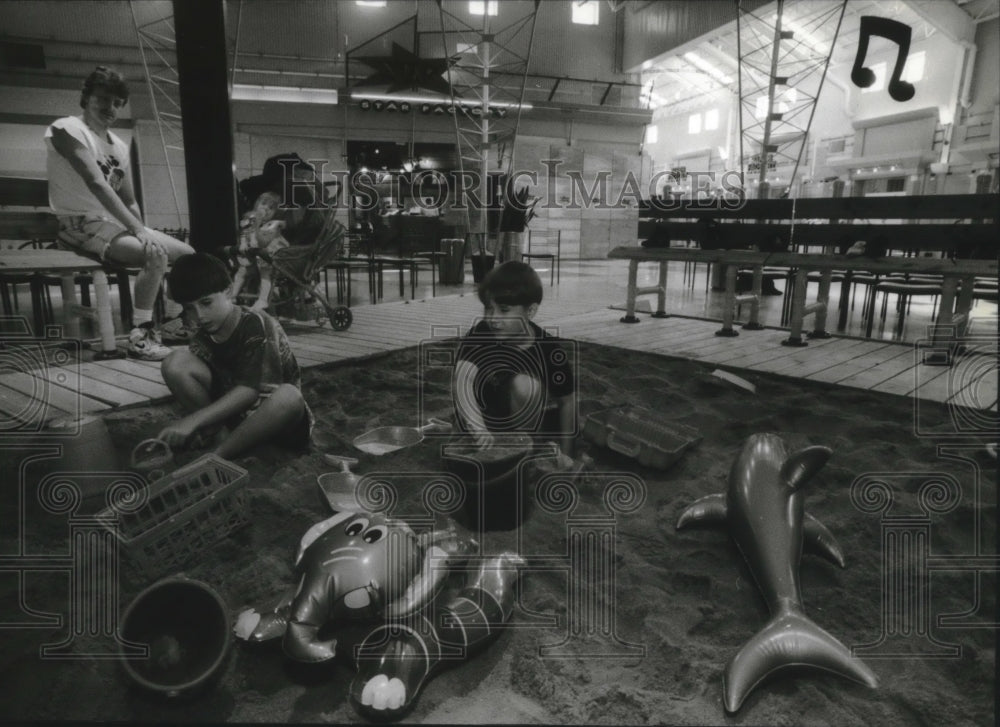 1993 Press Photo Sandbox at Gurnee Mills Outlet Mall in Gurnee, Illinois. - Historic Images