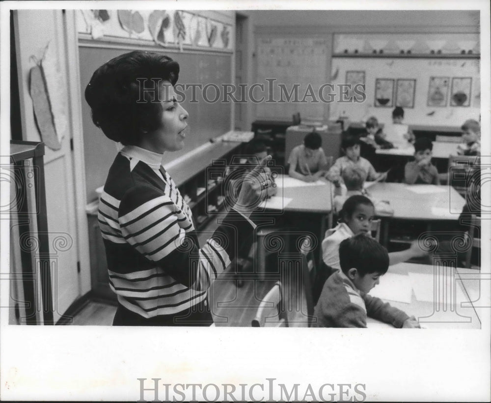 1968 Press Photo Mrs. Rose Guajardo a teacher since 1956 in Milwaukee. - Historic Images