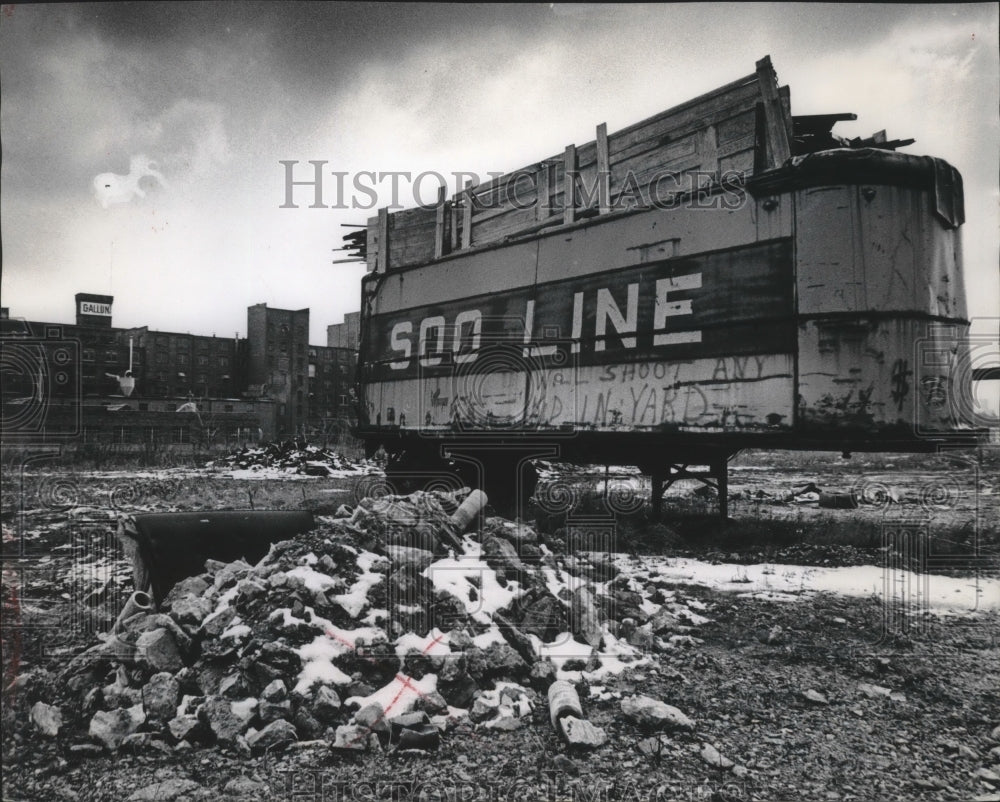 1974 Press Photo Junk trailer and debris on shore of the Milwaukee River - Historic Images