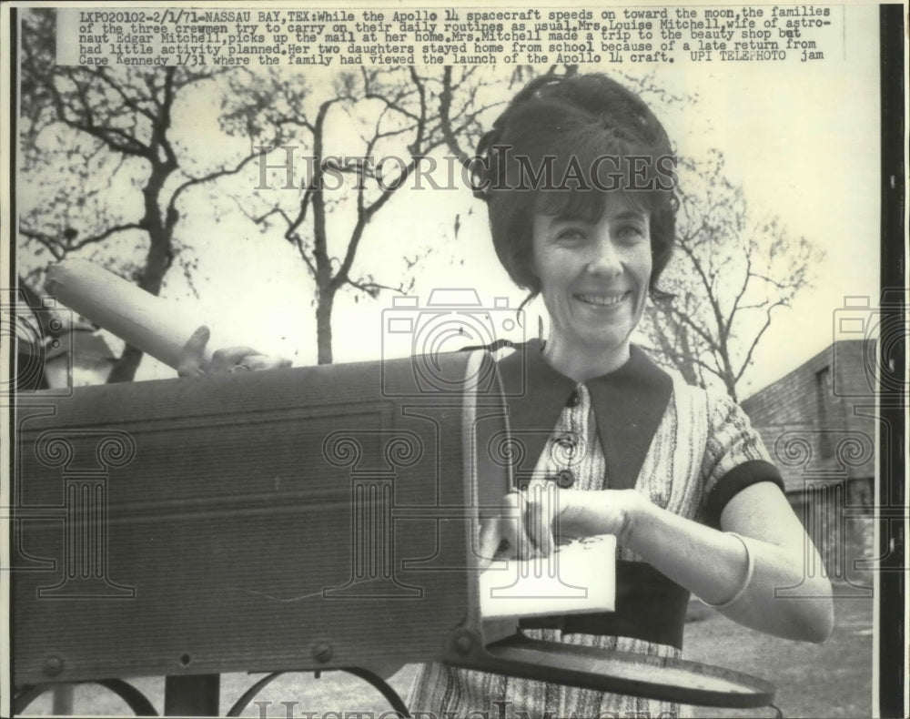 1971 Press Photo Astronaut Edgar Mitchell&#39;s wife, Louise, picks up mail, Texas - Historic Images