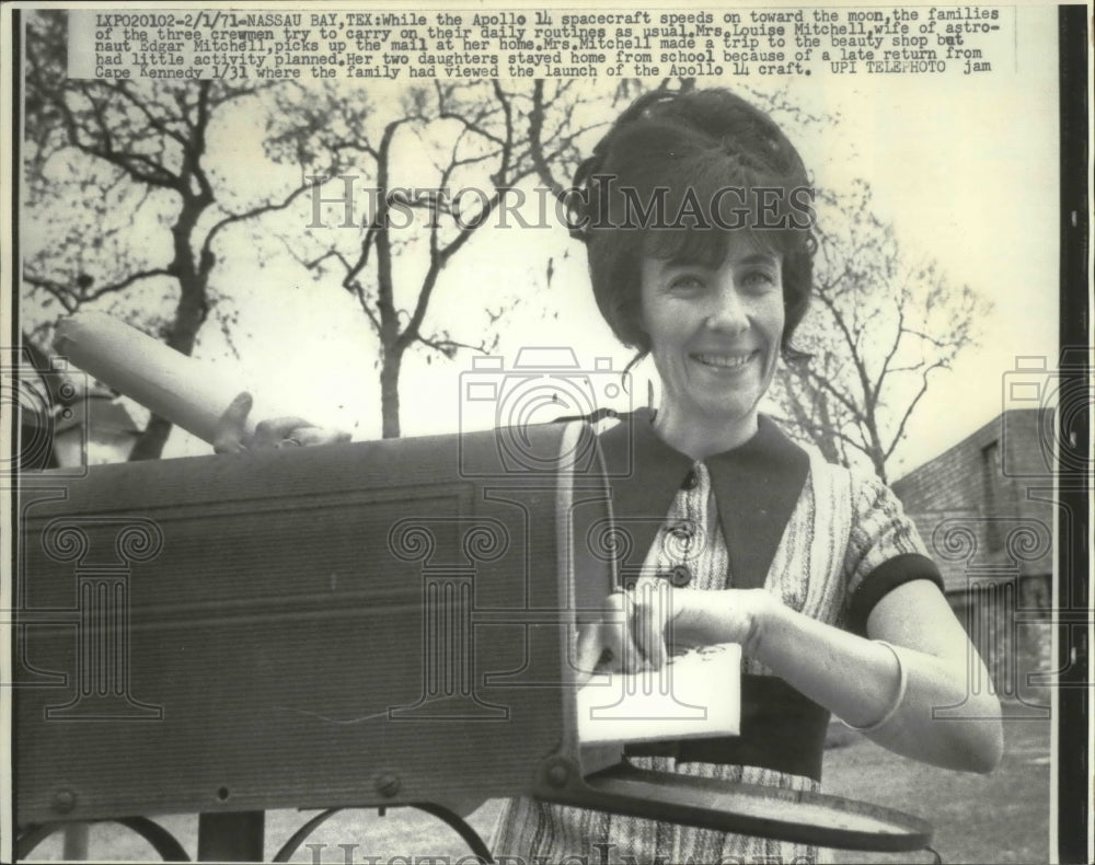 1971 Press Photo Astronaut Edgar Mitchell's wife, Louise, picks up mail, Texas - Historic Images