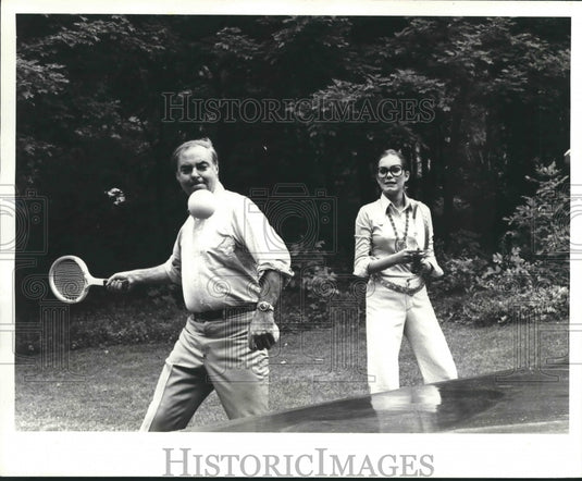 1974 Press Photo Author Robin Moore and others playing Double-Up, - Historic Images