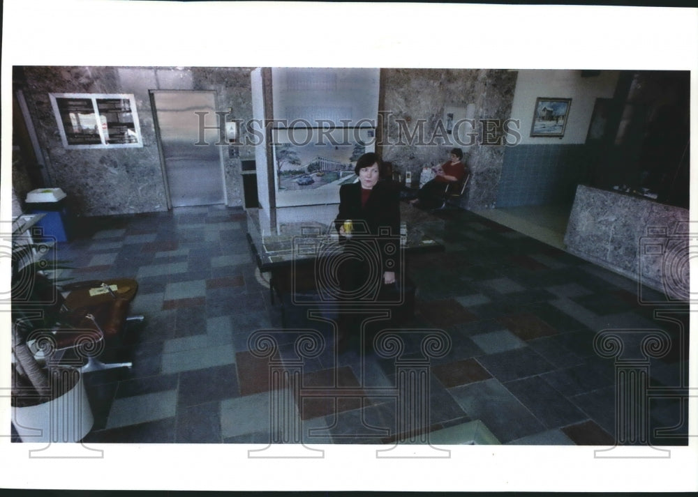 1993 Press Photo Marjorie Minor waits for her attorney in Waukesha courthouse - Historic Images