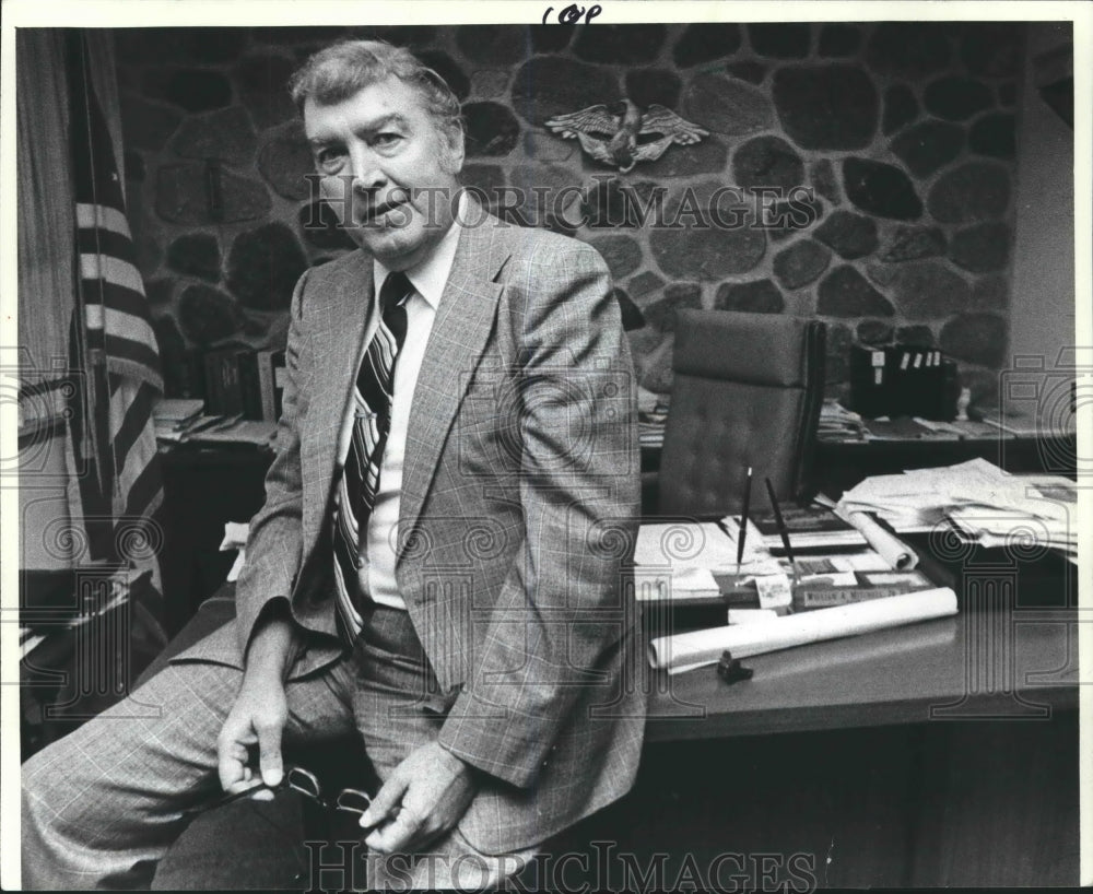 1981 Press Photo Brookfield Mayor William A. Mitchell in his office - mjb50518 - Historic Images