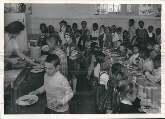 1964 Press Photo Students from Brown Street School lunch at Hawley Road School. - Historic Images