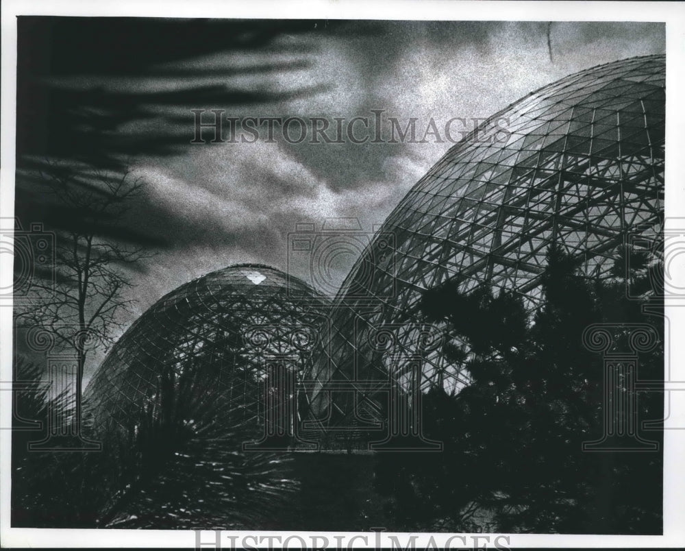 1974 Press Photo Mitchell Park Domes, with some of downtown behind, Milwaukee. - Historic Images