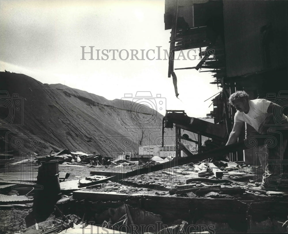 1981 Press Photo Robert Badertscher deposits at Shullsburg mine in Wisconsin - Historic Images