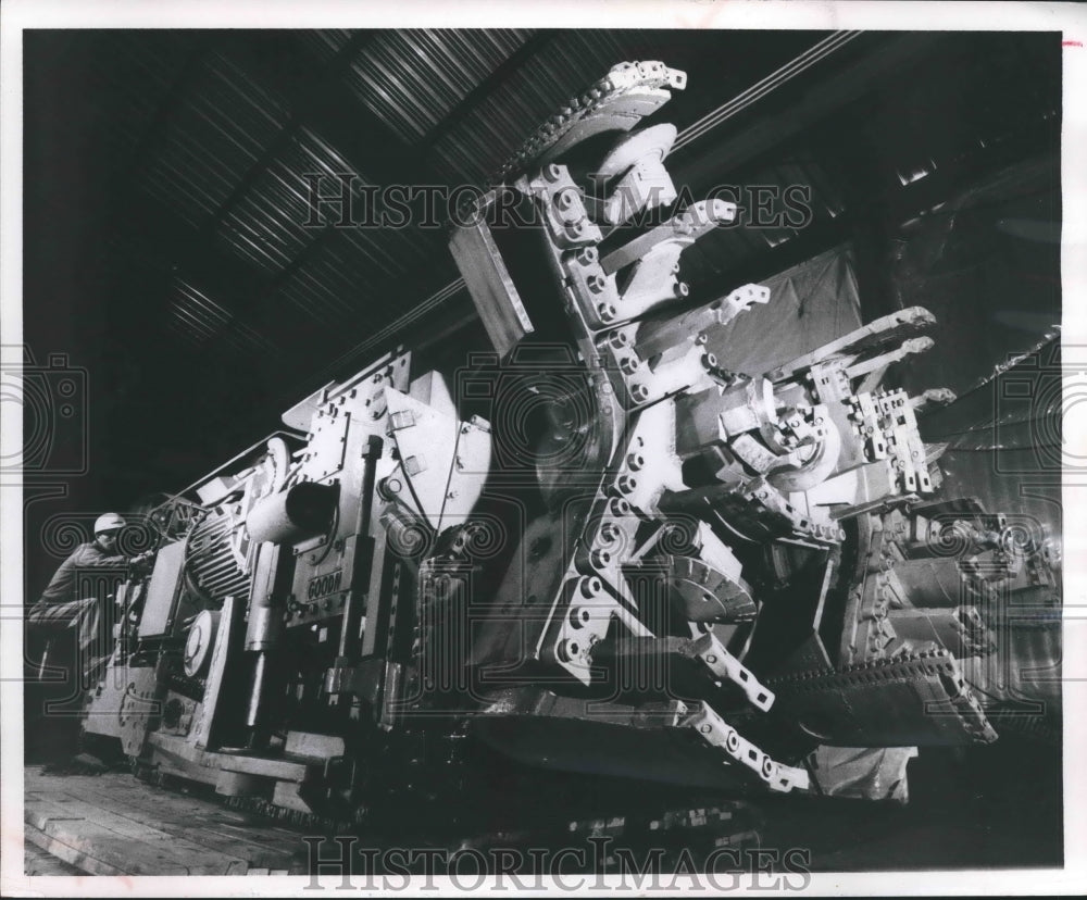 1962 Press Photo big mouth machine at International Mineral & Chemical Corp.- Historic Images