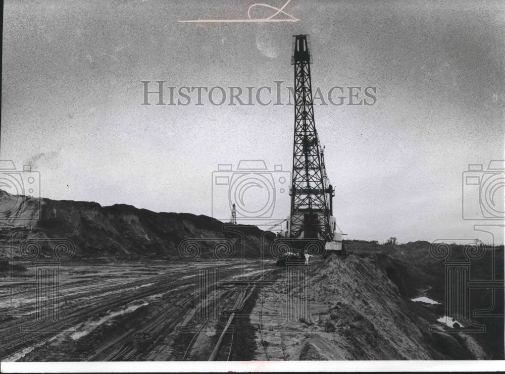 1976 dragline strip phosphate mine near Aurora North Carolina-Historic Images