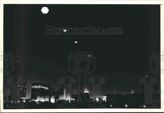 1979 Press Photo moon, sun and earth line up on Milwaukee city skyline - Historic Images