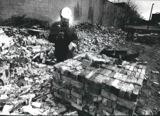 1990 Press Photo Reclaiming city bricks on North King Drive, Milwaukee. - Historic Images