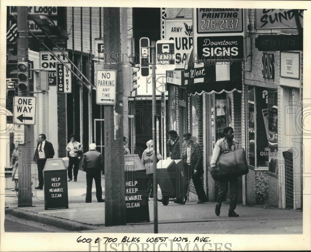 1986 Press Photo Small Shops on Wisconsin Ave, Milwaukee - mjb50769 - Historic Images