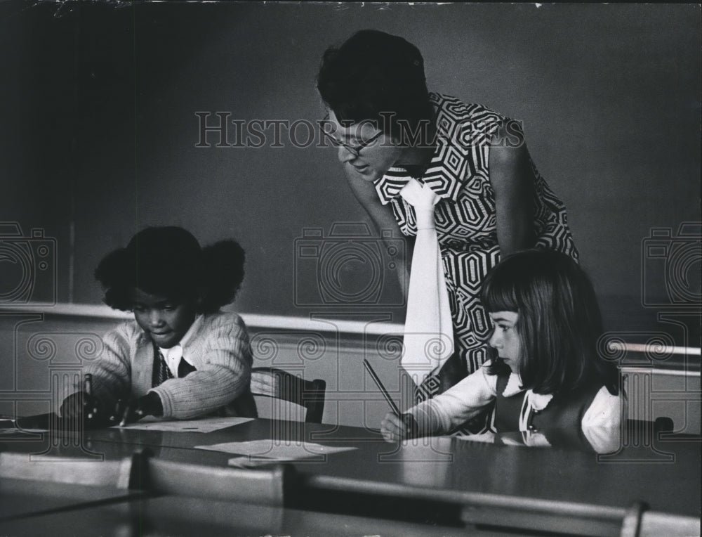 1971 Press Photo Mrs. Robert Eerdeen helps students at Craig School in Milwaukee - Historic Images