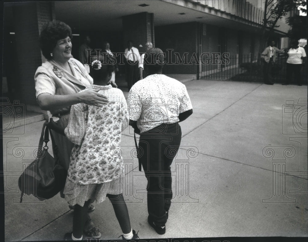 1994 Press Photo Wisconsin art instructor, Jan Blooming, welcoming her students - Historic Images