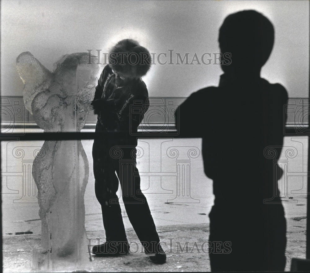 1992 Michael J. Sponholtz Sculpts Ice at the Milwaukee Art Museum-Historic Images