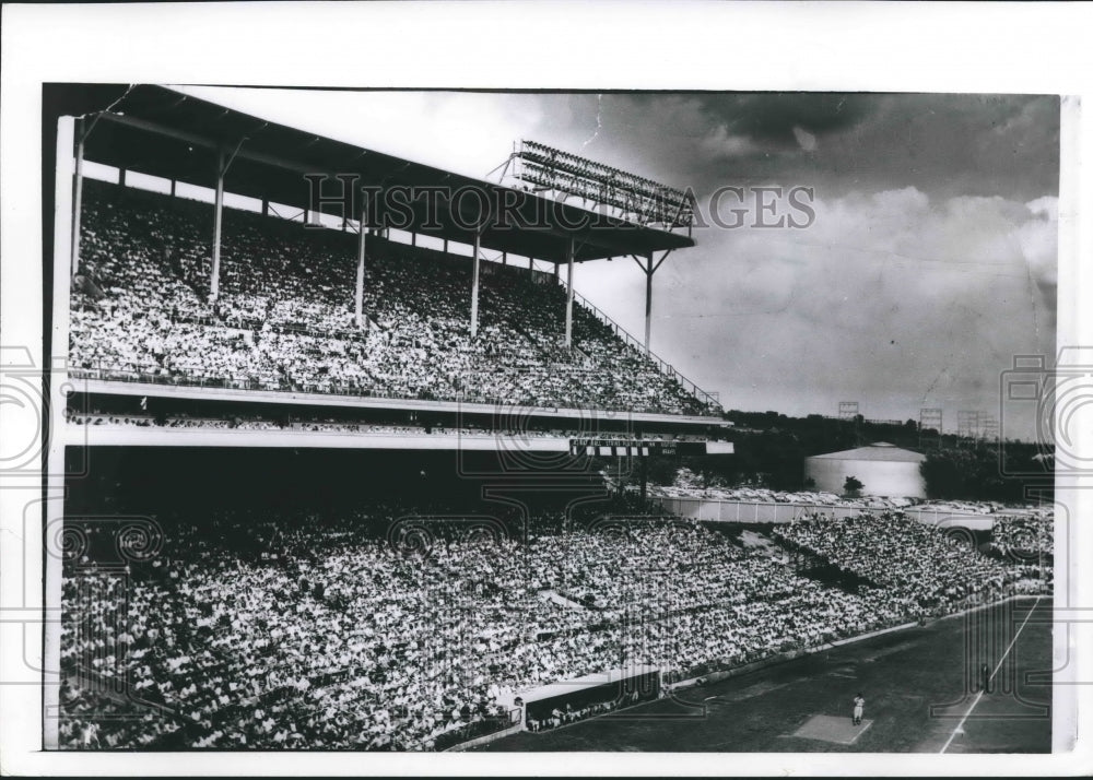 1966 Press Photo A packed crowd at a baseball game at a Milwaukee Stadium - Historic Images