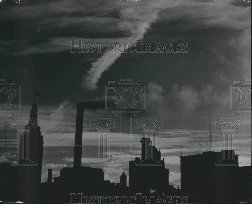 1949 Press Photo Plume of vapor from a plane above Milwaukee, Wisconsin skyline- Historic Images