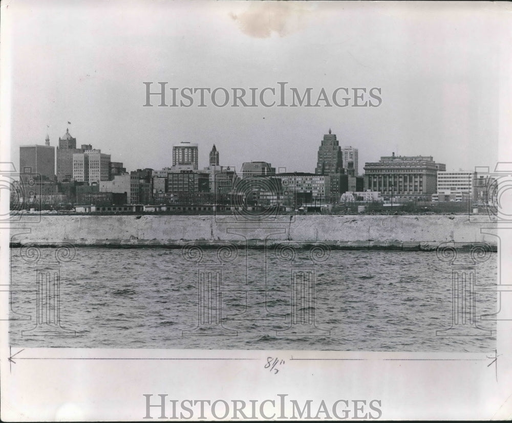 1968 Press Photo View of the Milwaukee, Wisconsin Skyline from Jones Island-Historic Images