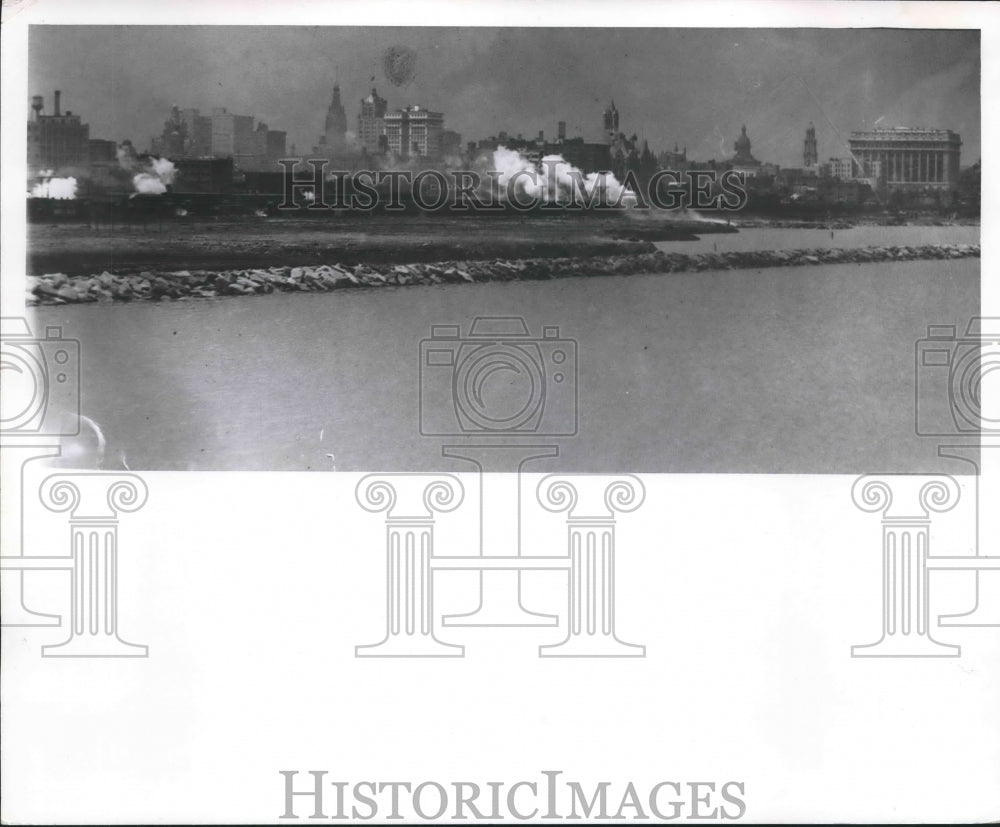 1925 Press Photo Steam and fog at the Milwaukee, Wisconsin, lakeshore - Historic Images