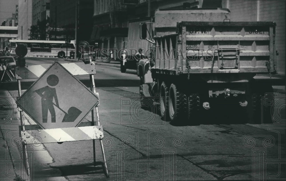 1984 Press Photo Construction sign and dump truck in Milwaukee construction zone - Historic Images