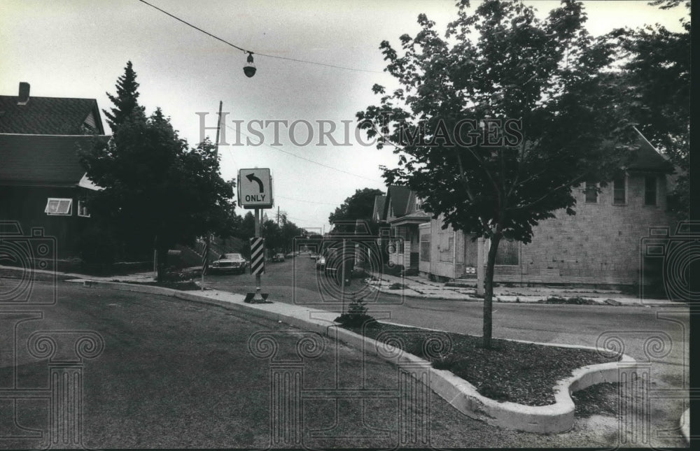 1980 Press Photo A traffic island petitioned for removal in Milwaukee Wisconsin - Historic Images