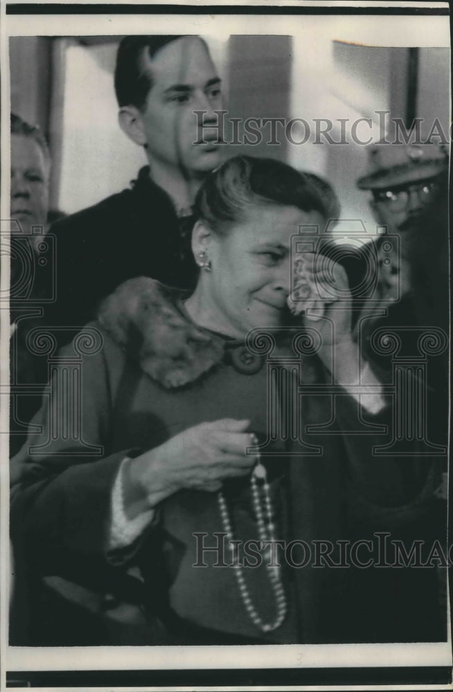 1968 Press Photo Relatives of miners trapped in Mannington, West Virginia - Historic Images