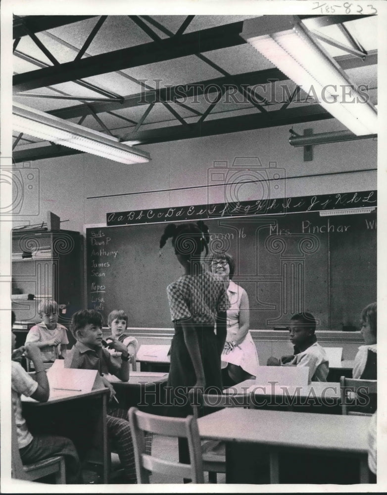 1976 Press Photo Milwaukee teacher Mrs. Pinchar&#39; meets new student Nichelle - Historic Images