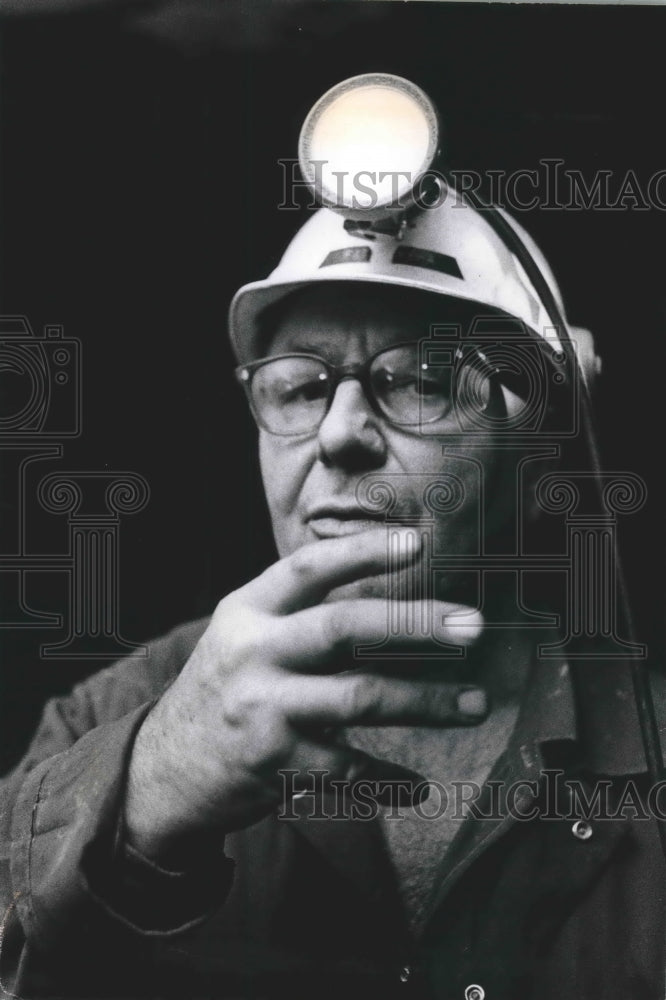 1977 Superintendent of Pamour, good miner is a pearl with no price. - Historic Images