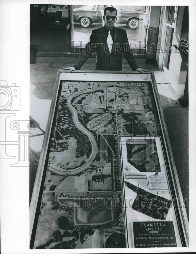 1973 Press Photo Jerry Bradshaw of Bear Creek Mining Co. with copper mine site-Historic Images