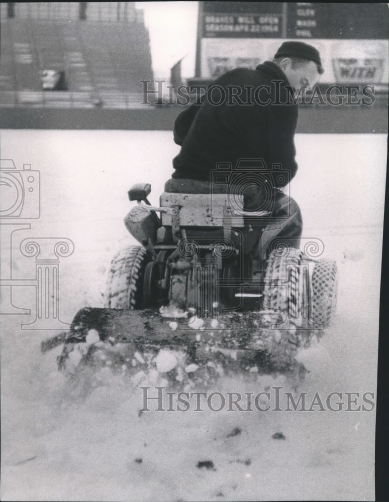 1963 Press Photo Maintenance worker shovelling snow at Stadium, Milwaukee. - Historic Images