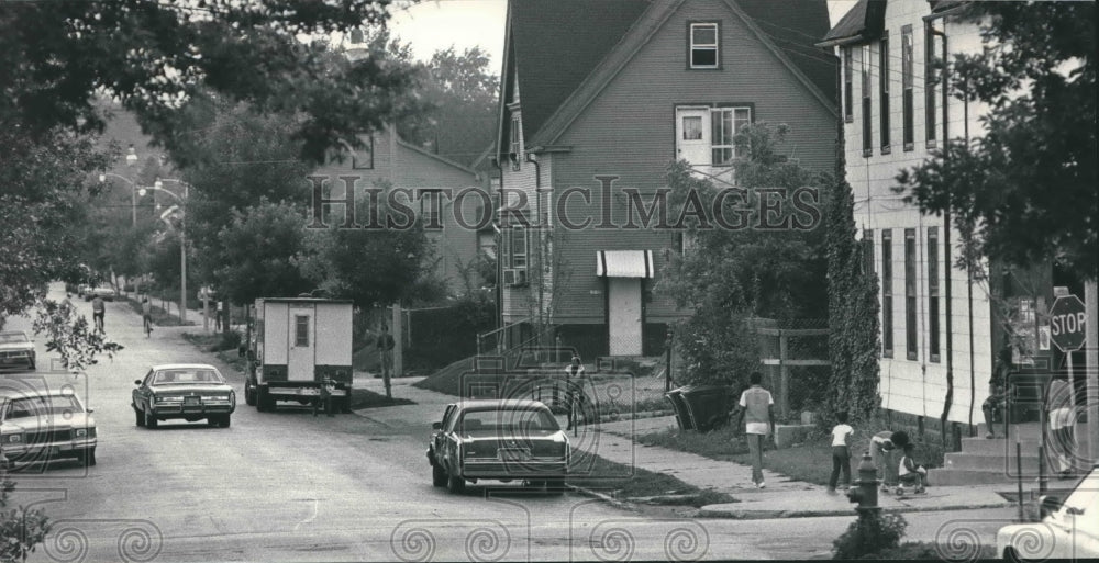 1984 Press Photo Wisconsin neighborhood at watch by police for drug dealing-Historic Images