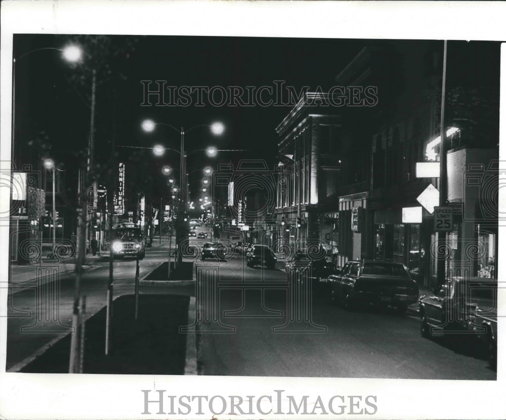 1975 Press Photo The Mitchell Street shopping district at night, Milwaukee, Wis. - Historic Images