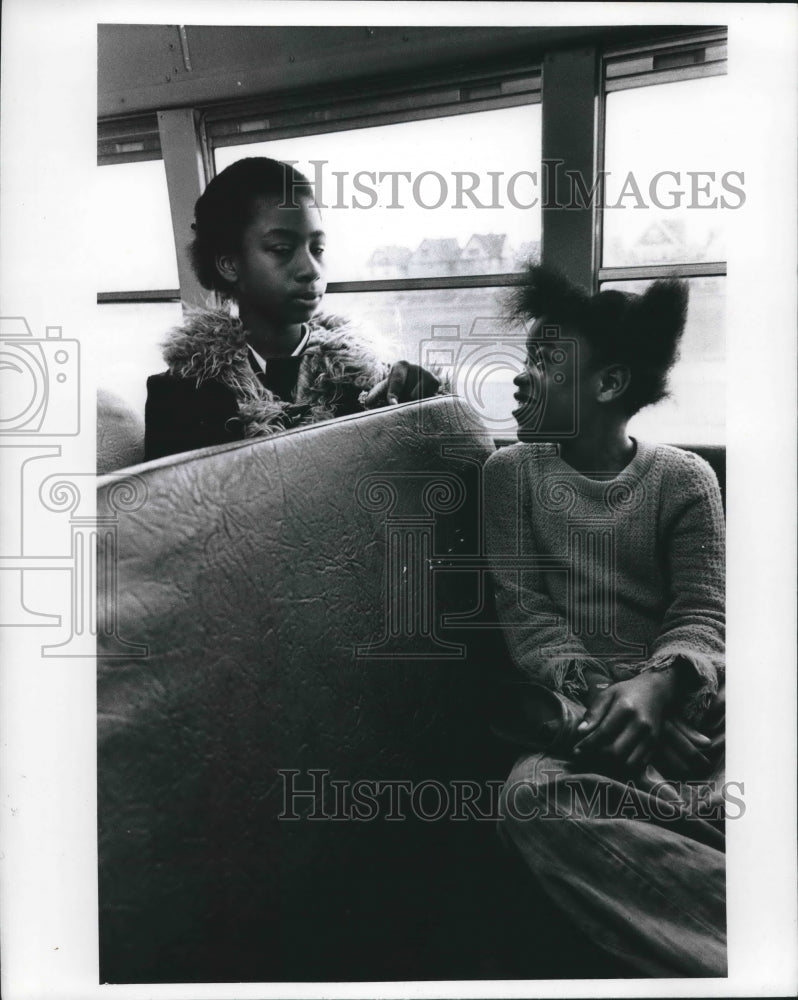 1975 Press Photo Kids bussed from Berger School to Grant School in Milwaukee. - Historic Images