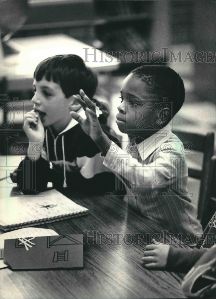 1987 Press Photo Hillary Burks raises his hand at Milwaukee Public School - Historic Images