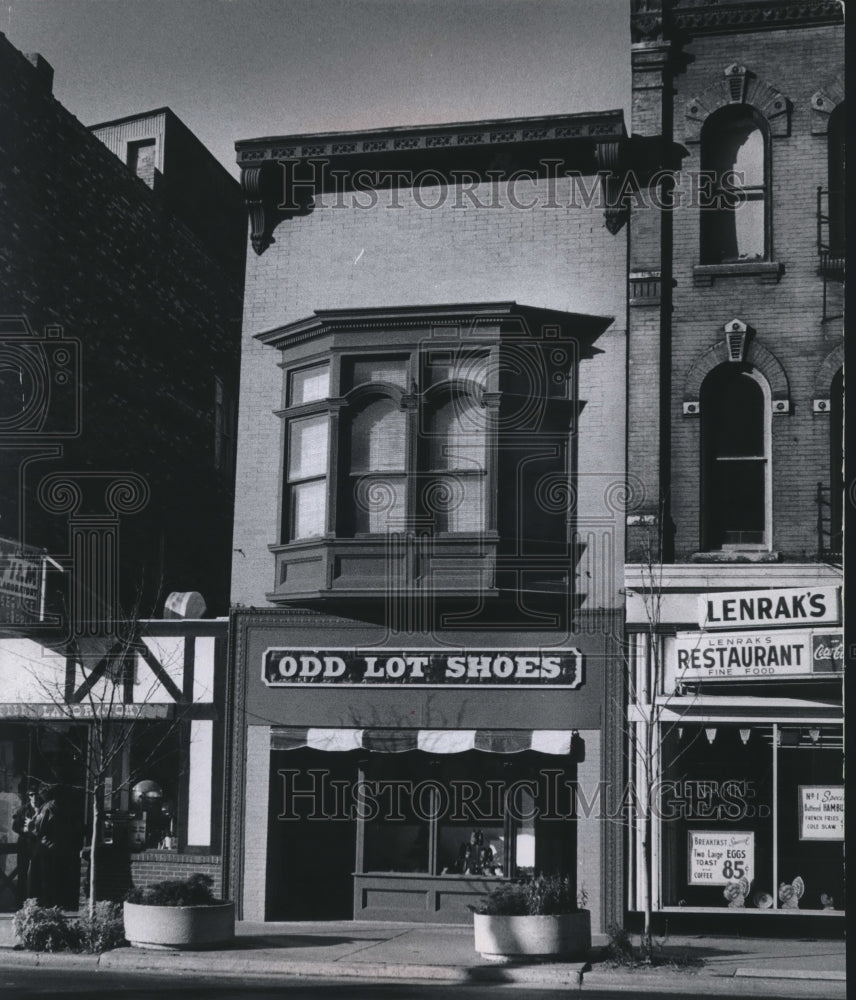 1975 Press Photo Renovation work on Odd Lot Shoe Store completed, Milwaukee. - Historic Images