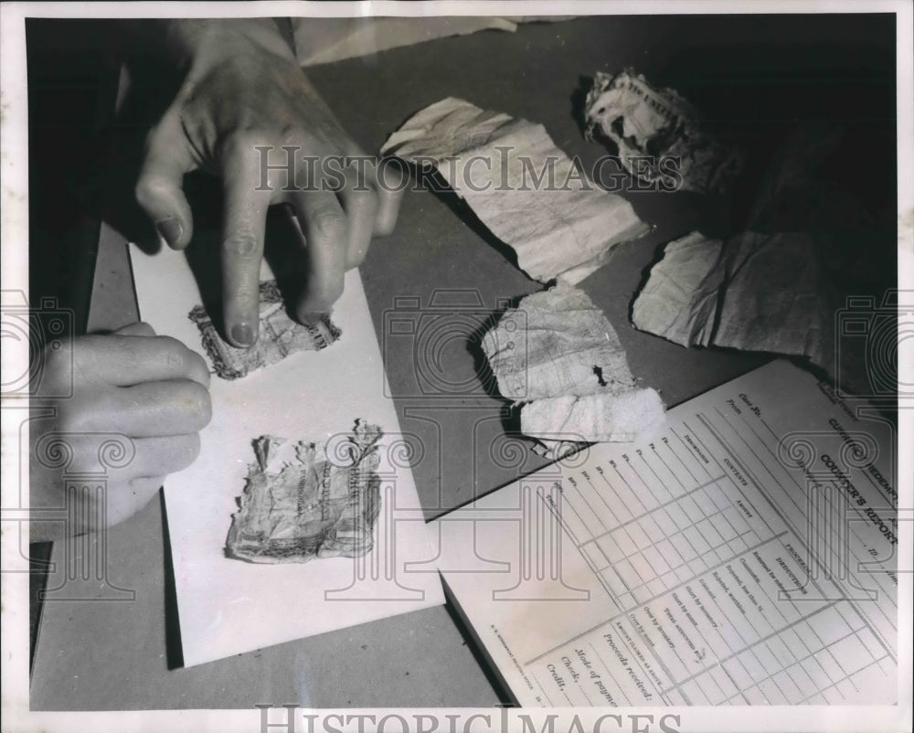 1954 Press Photo Counters smoothing out torn bills to determine the true value-Historic Images