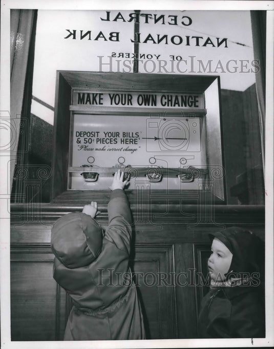1952 Press Photo Children at Central National Bank of Yonkers, New York. - Historic Images