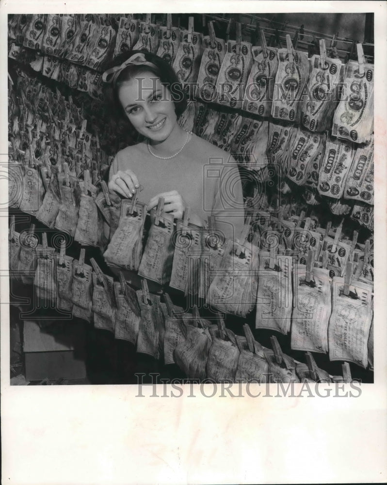 1964 Press Photo Ruth Ann Flynn at History Documents Company in Philadelphia.-Historic Images